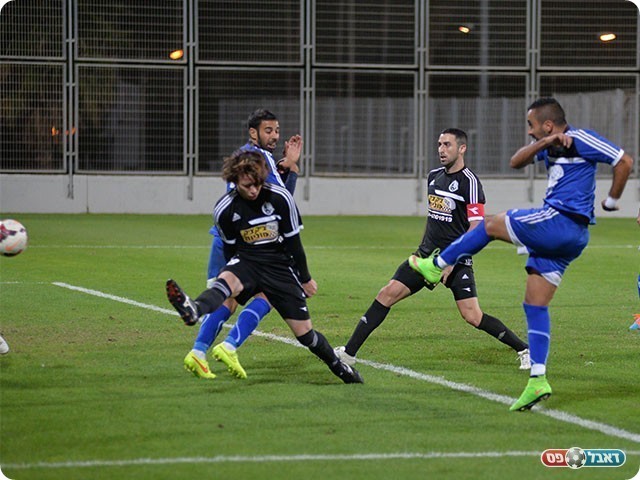 כהן מפציץ את השער (ארנון לוי)